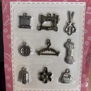 9 Näh CHARMS Schere Knopf Fingerhut Eisen Aufhänger Garn Faden Maschine Neu - Bild 1 von 2