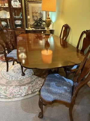 Kindel DR Table w/6 Georgian carved Chairs, 4 onboard leaves, table pads. - Image 1 of 4