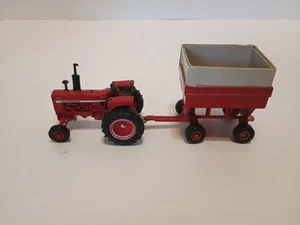 1/64 Farmall International 1466 Tractor With Ertl Gravity Wagon With Extension - Picture 1 of 17