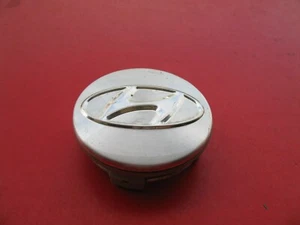 HYUNDAI AZERA SANTA FE (1) WHEEL RIM HUB CAP HUBCAP CENTER COVER PLUG USED #6548 - Picture 1 of 4