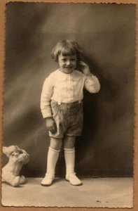 Vintage RPPC Postkarte kleiner Junge mit einem Stofftier Spielzeug Brüssel Belgien - Bild 1 von 2