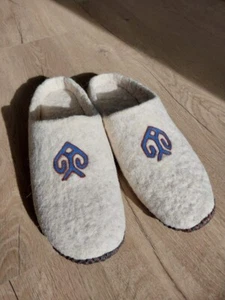 Gefilzte Herren Schafwolle Hausschuhe, ethnische turkmenische Dekor Handarbeit weiße Socken - Bild 1 von 5