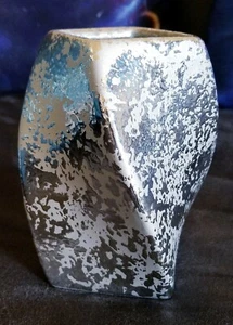 Vaso piccolo "fatto a mano" molto unico - spruzzo argento - 4 3/4"H x 4"W x 2"D - Foto 1 di 8