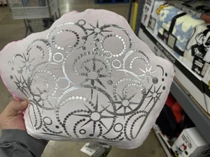 Tiara corona musical malvada almohada de felpa rosa tiro decorativo acento de lámina plateada - Imagen 1 de 3