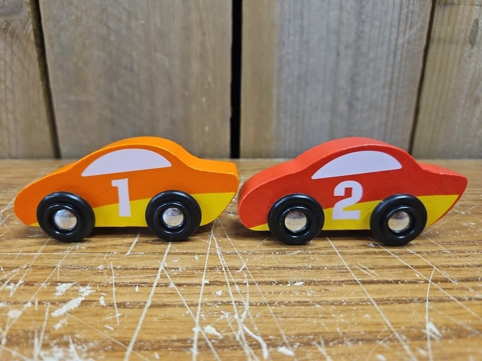 Coche de carreras de madera Melissa and Doug número 1 y 2 naranja/amarillo y rojo/amarillo Foto 1 de 3