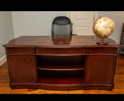Escritorio ejecutivo Seven Seas y acabado de madera de caoba Secretaria de Hooker Furniture Foto 1 de 4