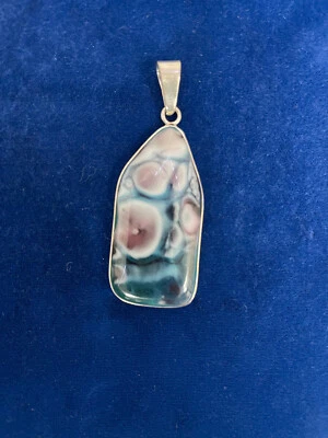 Colgante fino de plata de ley maciza 925 azul y púrpura con patrón fósil Foto 1 de 4