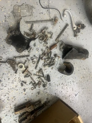 Kawasaki KD125 KD 125 1976 tuercas misceláneas pernos, cojín del tanque de bobina OEM Foto 1 de 4