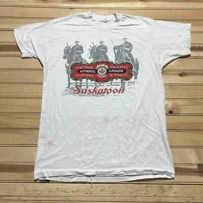 Camisa De Colección Años 90 Saskatoon Canadá Fuerte Libre Verdadera Historia del Norte Foto Talla XL Foto 1 de 4