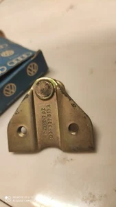 VW Golf/Jetta/2/Passat/32B/Polo/2 cuña de cierre NUEVO 321827511A - Imagen 1 de 2