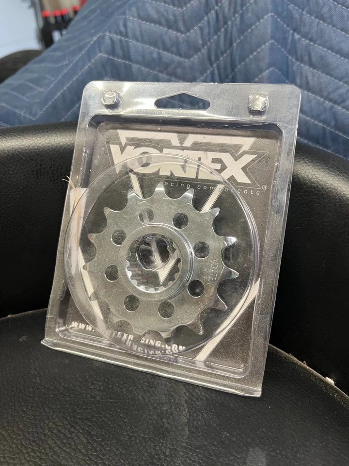 Piñón delantero de acero Vortex 3226-15 520 15T montaje 29 Foto 1 de 2