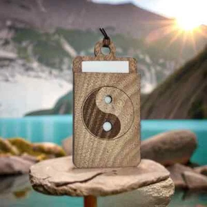 Holz Duftbaum YinYang, Lufterfrischer aus Nussbaumholz mit Filzpad fürs Auto - Bild 1 von 6