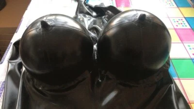 Traje de látex con pecho inflable falso pezón goma body Foto 1 de 4