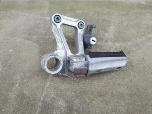 Kawasaki GPZ400 1988 Fußraste hinten links Fußraste & Aufhänger Sozius  - Bild 1 von 3