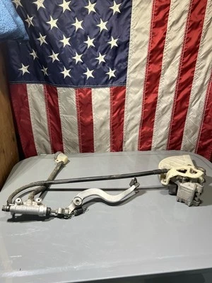 Conjunto de freno trasero Honda CR250R Nissin 1998 con pastillas, palanca y perno OEM Foto 1 de 4