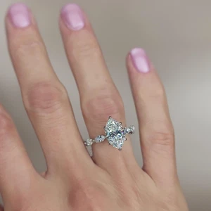 Anillo de compromiso de oro blanco de 14 quilates IGI cultivado en laboratorio de 3 quilates con diamantes talla marquesa - Imagen 1 de 11