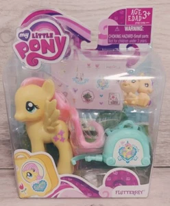 2011 FLUTTERSHY, Valigia & Chipmunks, Adesivi biglietti-NUOVI CON SCATOLA G4 My Little Pony FIM - Foto 1 di 4
