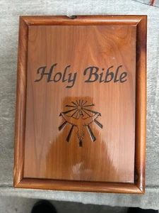 The Holy Bible Keepsake Edition With Wooden Cedar Box Chest - King James Version - Imagen 1 de 9