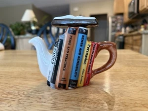 Tetera en miniatura Carters of Suffolk con libros de Jane Austen 3,5" x 3,5" - Imagen 1 de 11