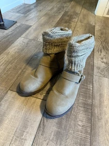 Stivali Muk Luks Sky con maglione marna polsino in maglia medio tortora/marrone donna taglia 9 - Foto 1 di 11