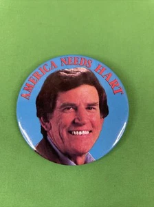 Prendedor de botón de campaña presidencial 1984 vintage AMERICA NEEDS HART Gary, demócrata - Imagen 1 de 7