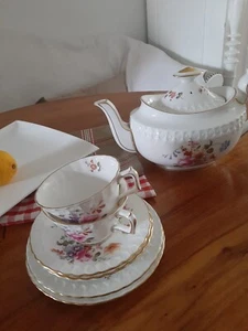 Royal Crown Derby Porzellan,Teekanne plus 2 Gedecke - Bild 1 von 6