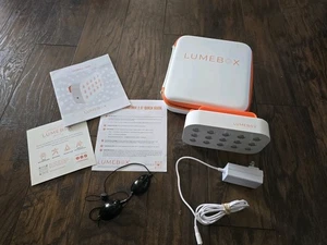 Dispositivo de terapia de luz roja Lumebox con estuche de transporte - Imagen 1 de 11