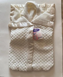 Vintage Quiltex Baby Wimpel & Kutschenanzug - Weiß Satin & Strukturstrick - Neu - Bild 1 von 11