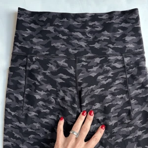 ATHLETA Women’s Salutation Stash Pocket II Printed 7/8 Leggings Small Camo Yoga - Picture 1 of 12