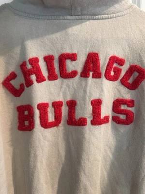 Chicago Bulls Tan Cream Beige Sweatshirt Hoodie Chenille Letters Mens M NBA - Image 1 of 4