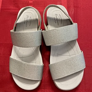 Dearfoams Women's Sloane Low Foam Silver Strap Sandal - Picture 1 of 9