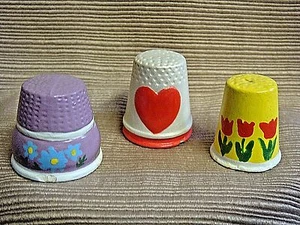 3 ditali in ceramica colorati fatti e dipinti a mano - cuori e fiori - Foto 1 di 6