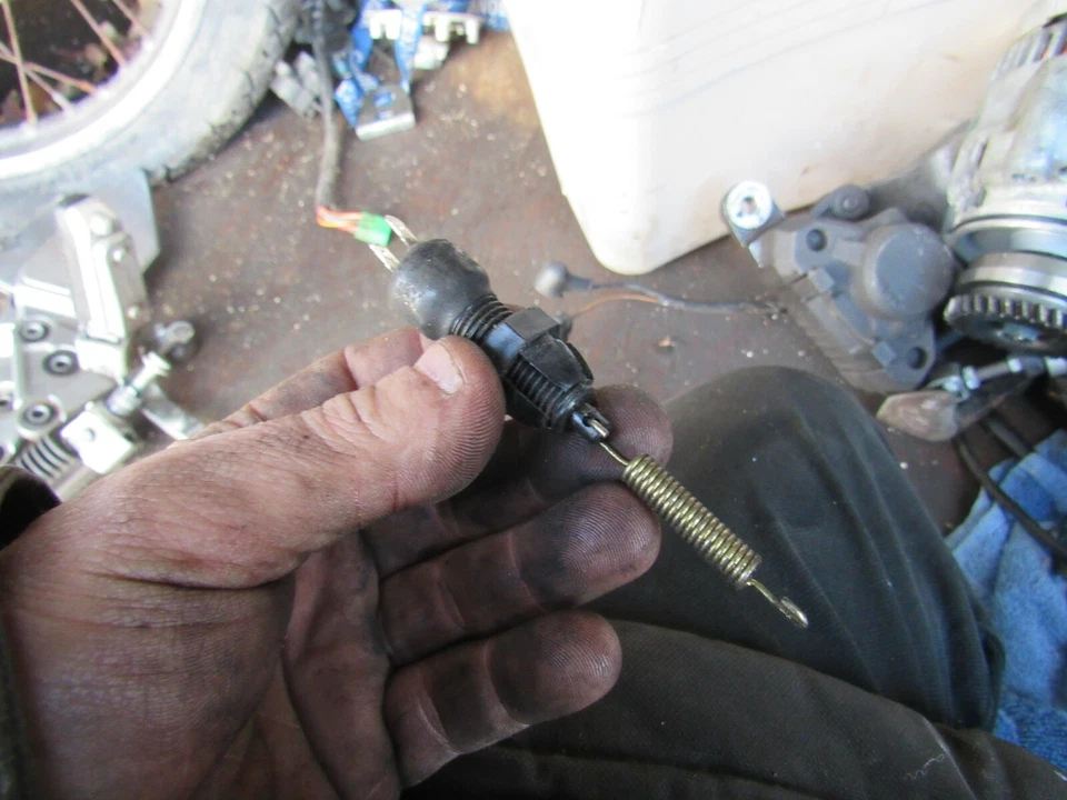 Interruptor de freno trasero Suzuki GSF600 Bandit S 2001 Foto 1 de 1