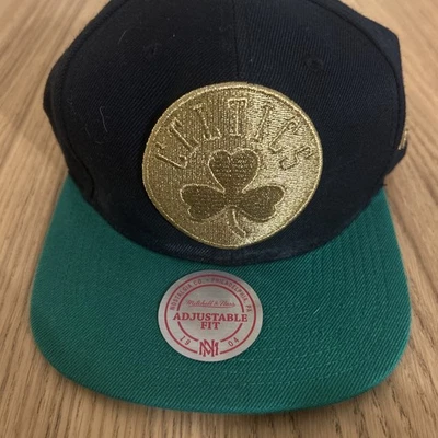 Chapéu Snapback Mitchell & Ness Boston Celtics Logotipo Dourado Dia de São Patrício - Imagem 1 de 4