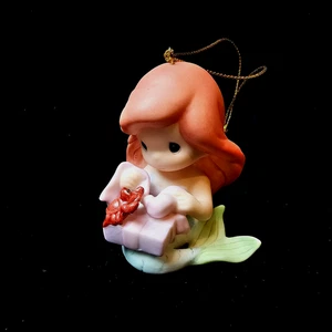 Hallmark Disney Precious Moments Ariel Sirenita y Sebastián Ornamento NUEVO - Imagen 1 de 13
