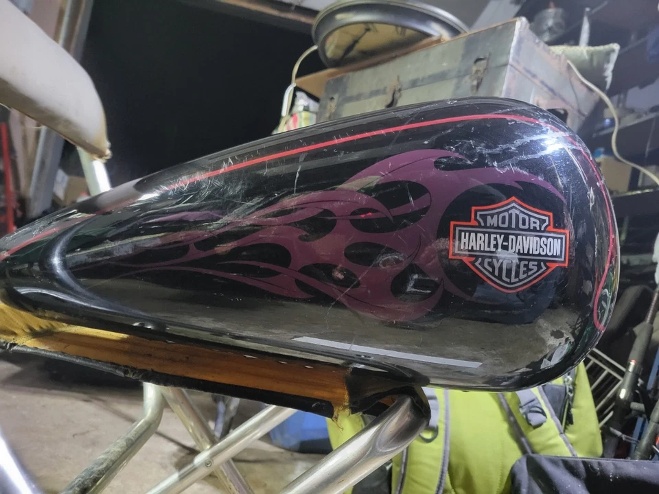 原始设备制造商 Harley FXD Dyna Wide Super Fatbob 定制滑翔黑色火焰油箱  — 第 1/4 张图片