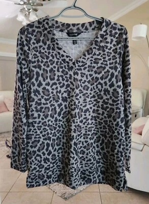 Camiseta jersey suave manga larga Ellen Tracy para mujer estampado animal cuello en V M Foto 1 de 4