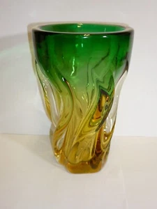 Hermoso jarrón de vidrio de diseño retorcido pesado - jarrón decorativo amarillo/verde - Imagen 1 de 8