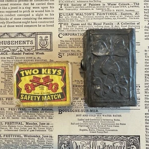 Funda de caja de cerillas vintage de metal prensado peltre? Art Nouveau? - Imagen 1 de 9