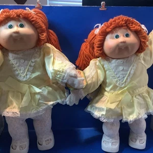 Vintage Kohlpflaster Zwillingsmädchen, mit roten Haaren, grünen Augen, Grübchen & Zähnen, gebraucht, in einwandfreiem Zustand - Bild 1 von 8