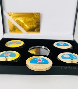 Juego completo de monedas enchapadas en oro Doraemon anime japonés x5 en una caja de exhibición negra - Imagen 1 de 4