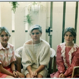 1985 junge Damen Retro Mode Echt Foto Schwester Mädchen Frauen 80er Ära ästhetisch C56 - Bild 1 von 4