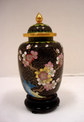 FRASCO TEMPLO CLOISONNE CHINO 5" H NEGRO/FLORES CON SOPORTE DE MADERA Foto 1 de 4