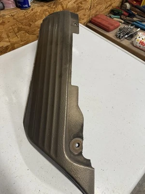 Válvula inferior traseira esquerda Mercedes-Benz R107 C107 380SL 450SL 560SL 1078801140 - Imagem 1 de 3