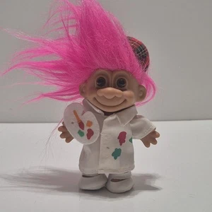 Russ Troll Puppe Maler Künstler Barett Outfit rosa Haare Spielzeug Sammlerstück Vintage - Bild 1 von 5