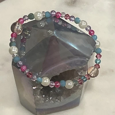 Pulsera colorida de cuentas con detalles de perlas Foto 1 de 4