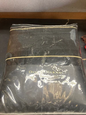 DONNA KARAN NEW YORK KING QUILT & 2 EUROPEAN SHAMS LINEAR STRIPE COLLECTION - Image 1 of 4