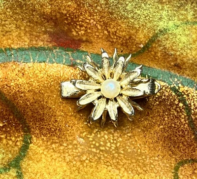 Cierre de clip de corbata con forma de flor MCM tono dorado vintage con perla sintética. Patente Nº Foto 1 de 4