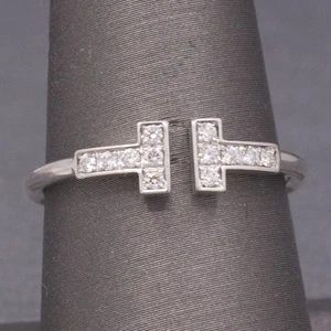Anillo TIFFANY & CO Oro Blanco 18K 0.13ctw Diamante Redondo Alambre T Tamaño 8.5 - Imagen 1 de 10