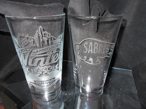 2018 NHL SPECIAL EDITION WINTER CLASSIC BUFFALO SABRES (2) ETCHED PINT GLASSES Cover